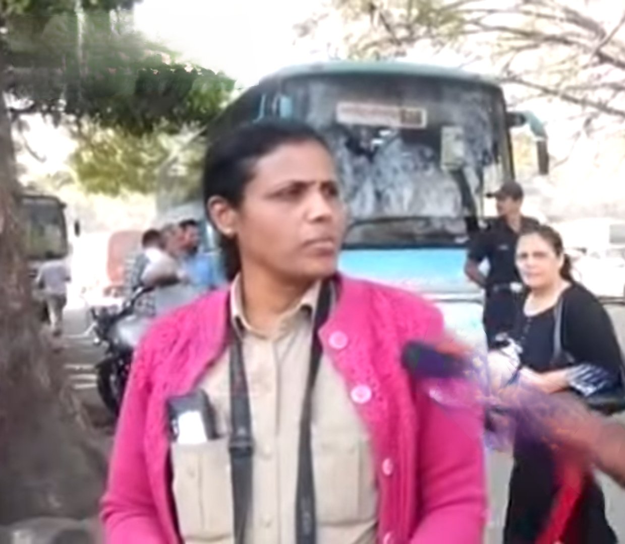 स्वारगेट बस स्थानकाच्या आगारात आणखी एक धक्कादायक प्रकार…..महिला कंडक्टरचे 30 हजार रुपये चोरीला गेले.