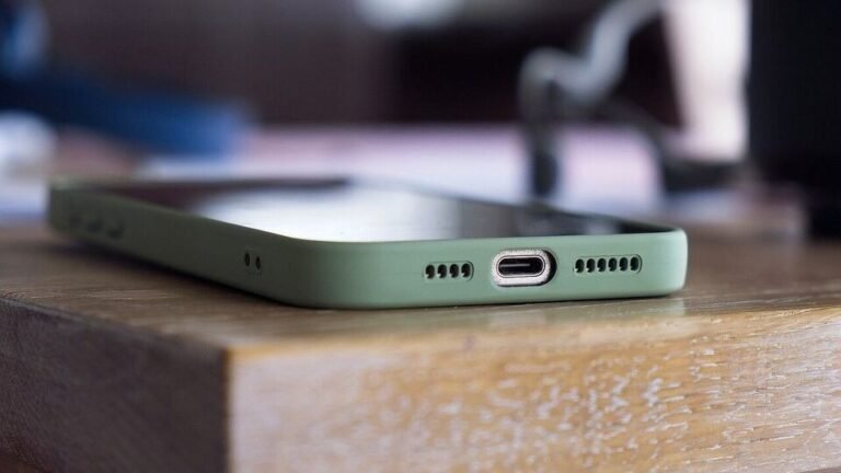 चोरलेल्या आयफोनच्या मदतीने मालकाच्या खात्यातून १.४८ लाख रुपये केले गायब, मुंबई विमानतळावरील घटना