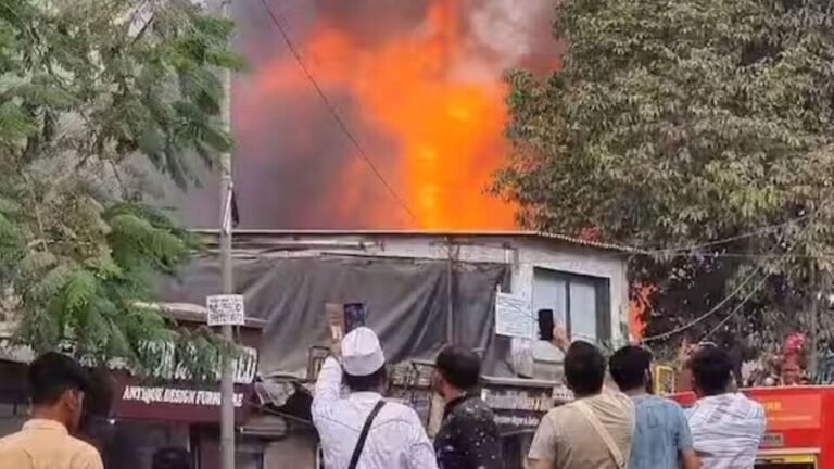 मुंबईतील ओशिवरा येथील फर्निचर मार्केटला भीषण आग! तब्बल १२ सिलेंडरचा झाला स्फोट